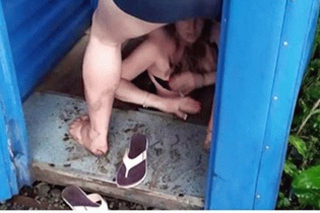 В Хмельницком женщина упала в нечистоты во время секса в уличном туалете