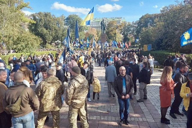 В Киеве проходит массовое шествие по случаю Дня защитника и Покровы
