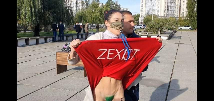 Активистка Femen подняла перед Зеленским юбку возле избирательного участка