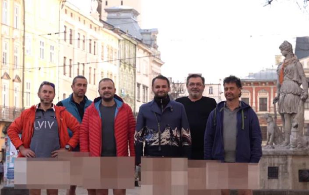 Львовские рестораторы сняли штаны и записали обращение к правительству