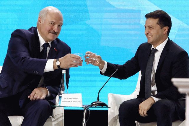 Лукашенко заявил, что по-назарбаевски с Зеленским здороваться не станет