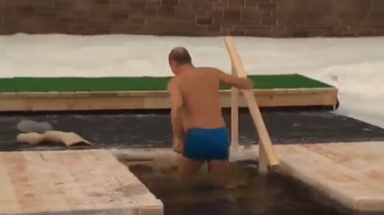 Появилось видео крещенского купания Путина в синих плавках