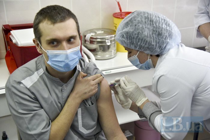 В Украине начали вакцинацию против коронавируса