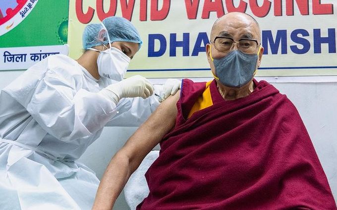 Далай-лама сделал прививку вакциной Covishield