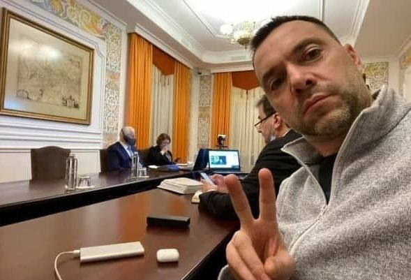 Арестович заявил о попытке Зеленского поговорить с Путиным