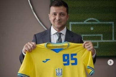 Зеленский получил именную форму сборной Украины с Крымом