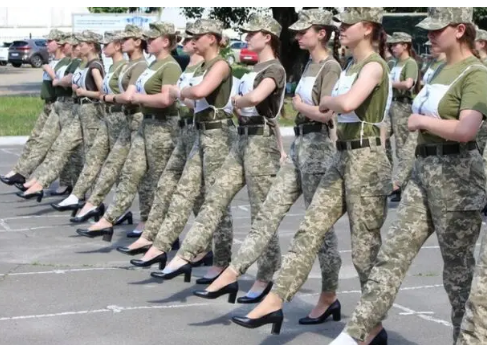 Курсантки на параде в Киеве будут маршировать на каблуках